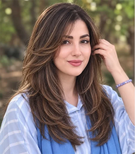 مدل موی پروانه‌ای زنانه با لایه‌های بلند و چتری پرده‌ای