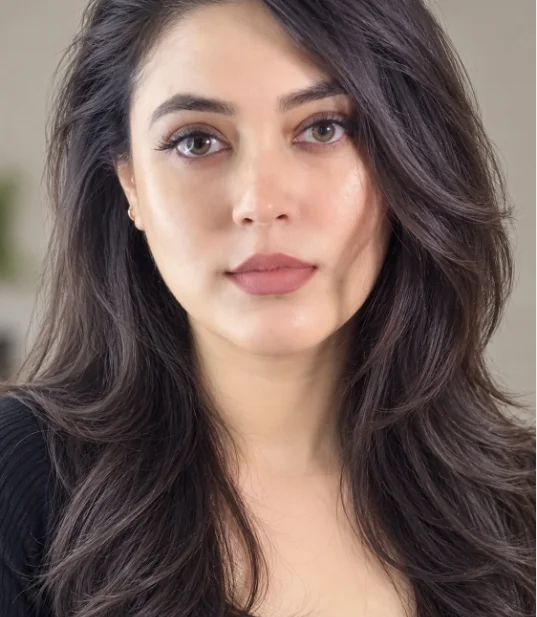مدل موی زنانه با لایه‌های بلند و محدود روی موهای تیره